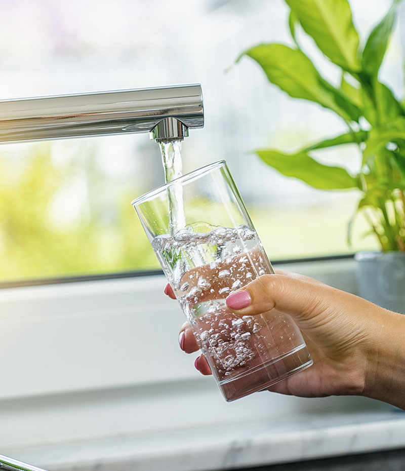 Adoucisseur d'eau, un verre d'eau sans calcaire